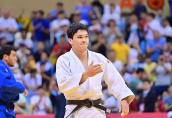 Казахстанец выиграл первое золото ЧА по дзюдо