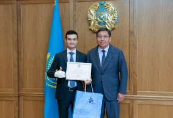 Алматы әкімі автобуста әйелді құтқарған Райымбек Медетбекті марапаттады 