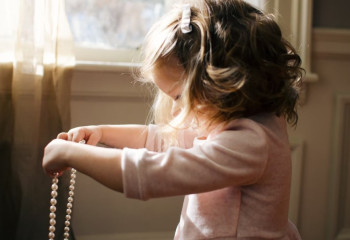 Астанчанин поймал упавшего с 10-го этажа ребенка и отказался от вознаграждения