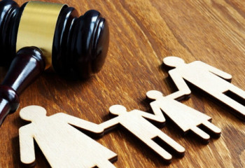 Ата-ананың талабы бойынша сотпен әке туралы мәліметтер алынып тасталды