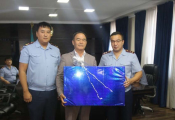 Спасшего от изнасилования девочку мужчину наградили в Туркестанской области - видео