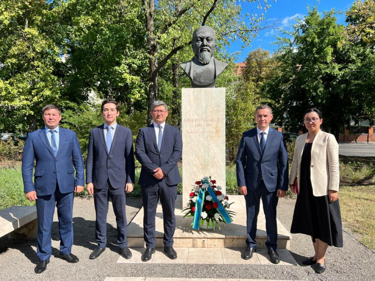 Flowers laid at statue of Abai Kunanbayuly in Budapest