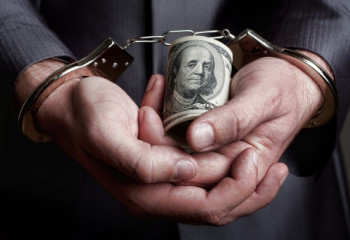 Взятки за покровительство по службе выявлены АФМ 