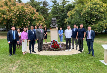 Bucharest hosts flower laying ceremony in honor of Abay's 177th birthday 