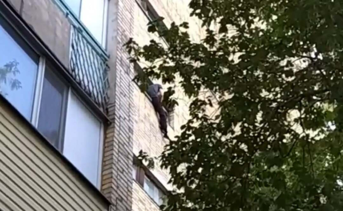 Карагандинца, пытавшегося выпрыгнуть с 6 этажа, спасли полицейские 