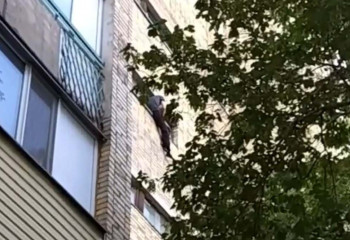 Карагандинца, пытавшегося выпрыгнуть с 6 этажа, спасли полицейские 