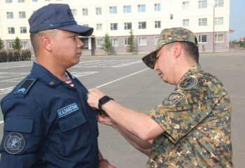 В Нацгвардии наградили военнослужащих, спасших тонущего человека в реке Есиль