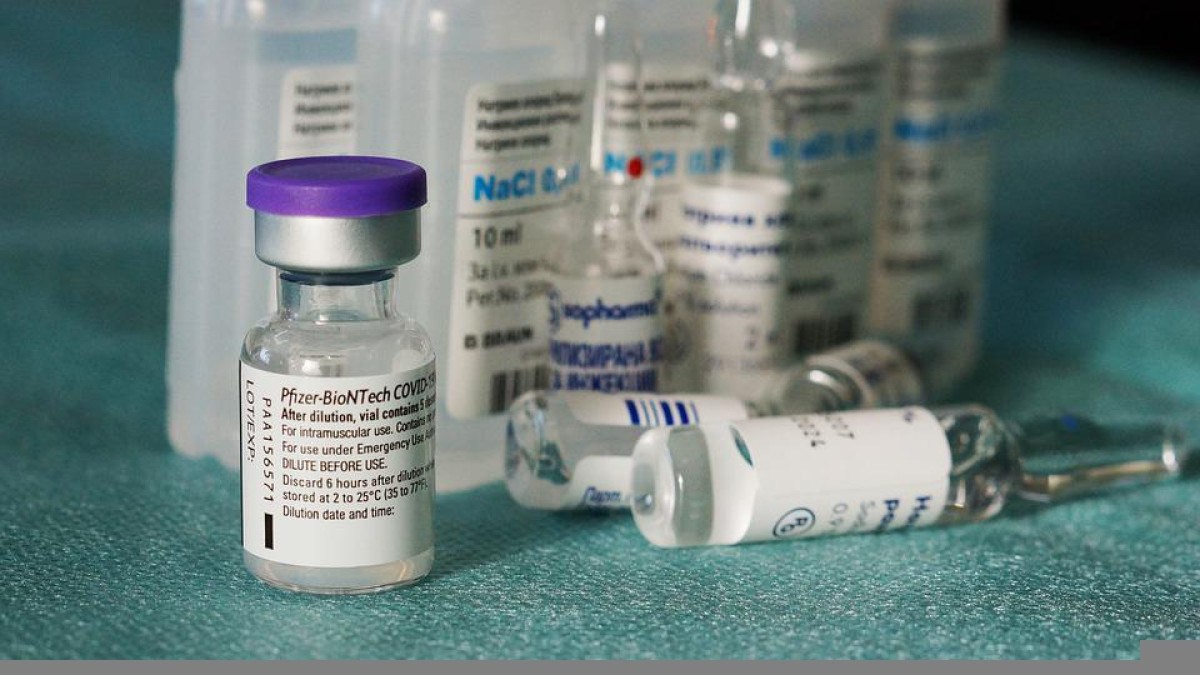 Четырежды вакцинированный глава Pfizer заболел COVID-19
