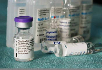 Четырежды вакцинированный глава Pfizer заболел COVID-19