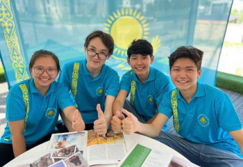 Қытайда жеңіс туын желбіреткен қазақ балалары