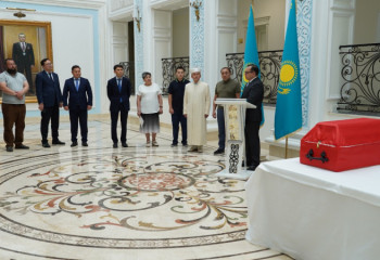 Останки погибшего в годы ВОВ солдата передали Казахстану