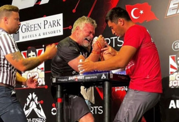 Житель Туркестанской области победил легенду армрестлинга в Турции и получил квартиру