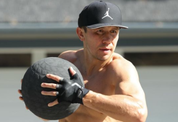 Геннадий Головкин поделился фотографиями с тренировок перед боем с «Канело»