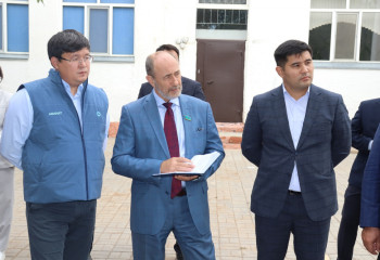 400 балаға арналған мектепте 800 бала оқиды