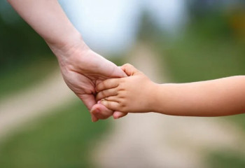 Об осознанном родительстве и последствиях насилия в отношении детей рассказали эксперты 