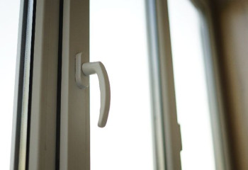 Талдықорғанда бүлдіршін үшінші қабаттан құлап кетті