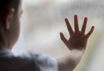 Двухлетний малыш выжил после падения из окна в Талдыкоргане