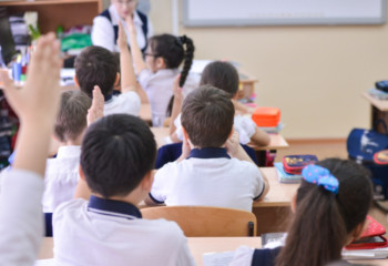 Елімізде мектептегі оқу жылы 2 аптаға ұзарды