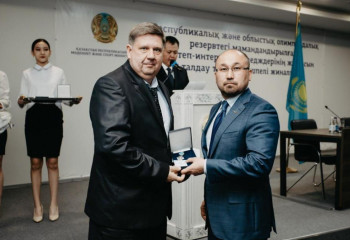 Дәурен Абаев спорт саласы қызметкерлерін марапаттады