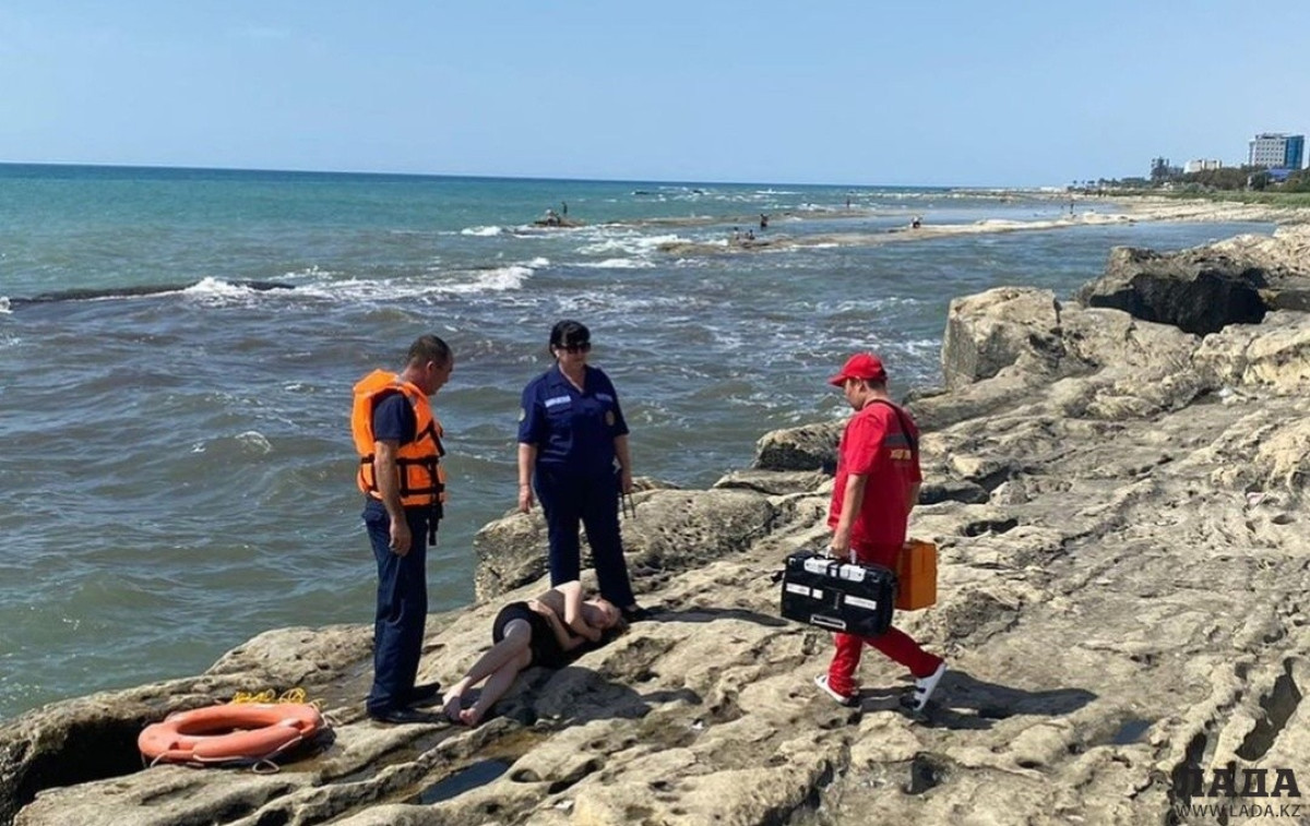 Девочка-подросток едва не утонула в Каспийском море