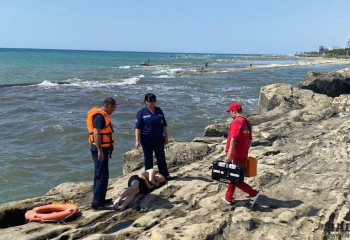 Девочка-подросток едва не утонула в Каспийском море