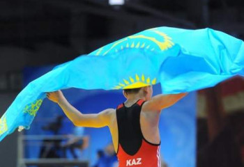 Дүбірлі додаларда топ жарып жүрген спортшылар