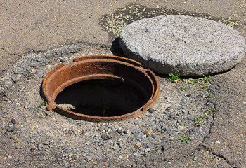 Қызылордада 15 жастағы жасөспірім кәріз құдығына құлаған сәбиді аман алып қалды