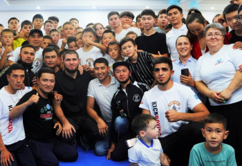 Хабиб Нурмагомедов принял участие в открытии столичного дворового клуба