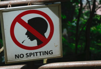 Көшеде түкіргеніңіз үшін қанша айыппұл арқалайсыз?