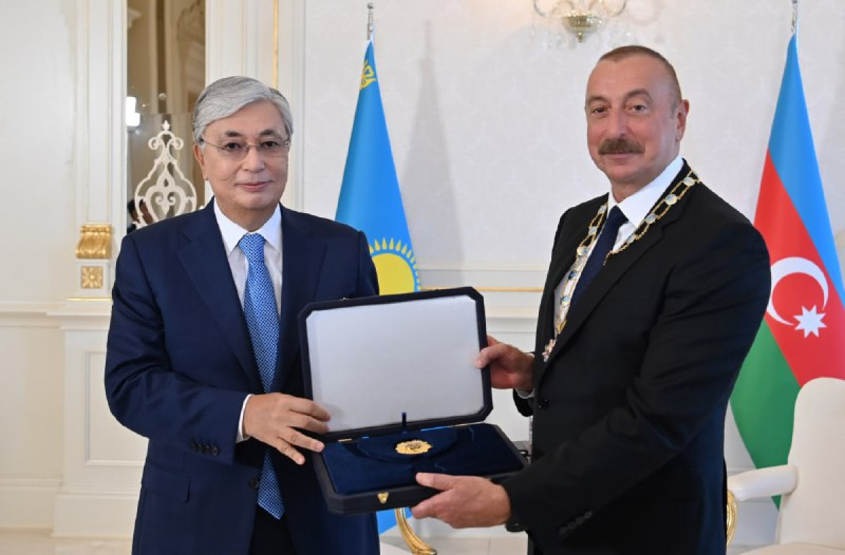 Токаев наградил Президента Азербайджана орденом «Алтын Қыран»