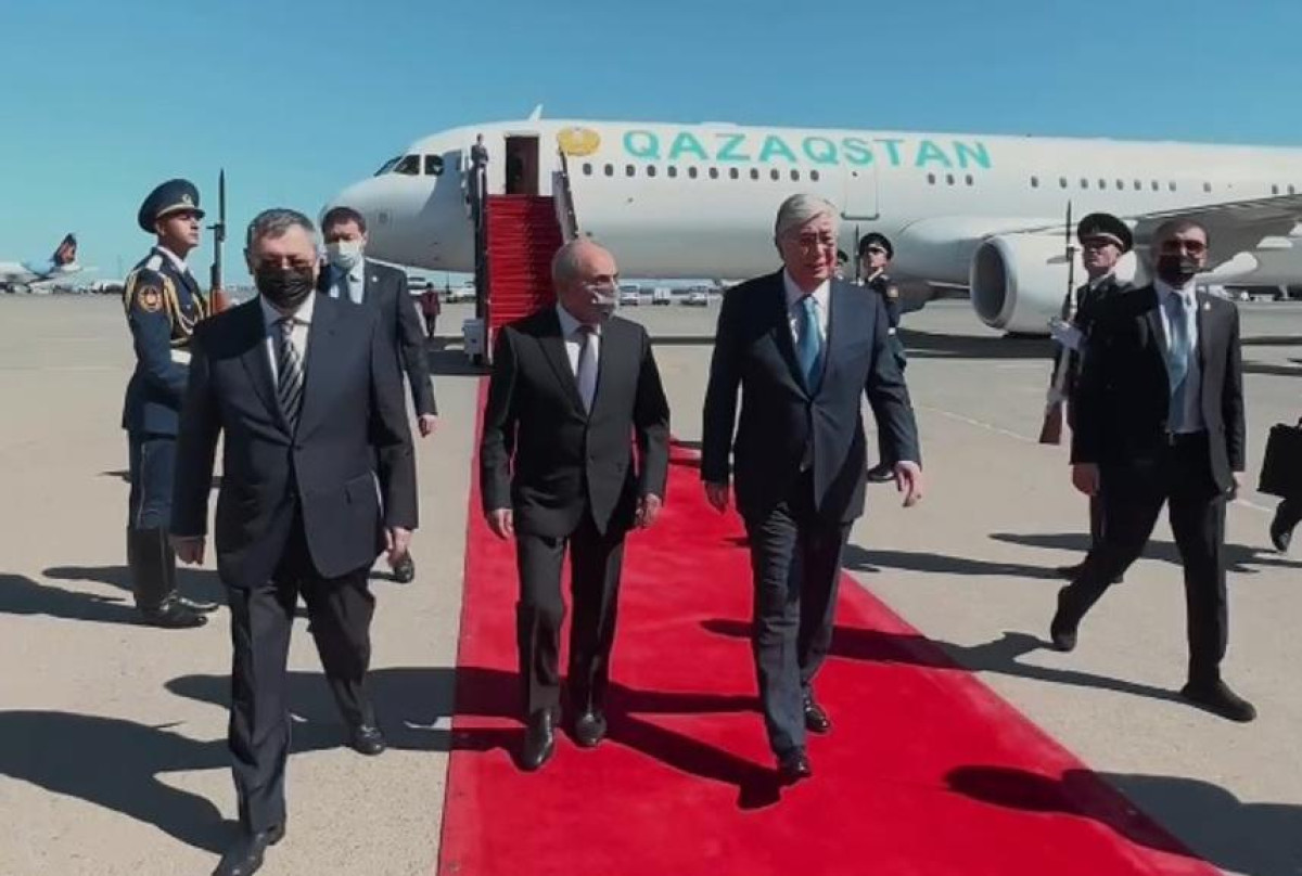  Мемлекет басшысы Қасым-Жомарт Тоқаев ресми сапармен Әзербайжанға келді