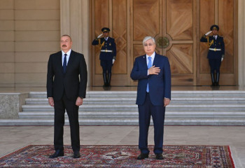 Қасым-Жомарт Тоқаевты ресми қарсы алу рәсімі Әзербайжан Президентінің «Загульба» резиденциясында өтті