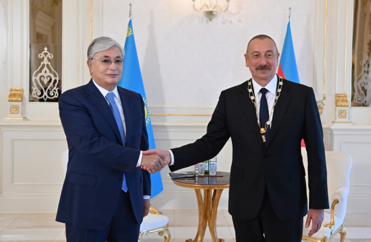 Тоқаев Әзербайжан Президентін «Алтын Қыран» орденімен наградтады