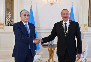 Тоқаев Әзербайжан Президентін «Алтын Қыран» орденімен наградтады