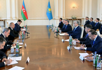 Қасым-Жомарт Тоқаев пен Ильхам Әлиев кеңейтілген құрамда келіссөз жүргізді