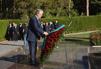 Қасым-Жомарт Тоқаев Әзербайжанның жалпыұлттық көшбасшысының бейітіне гүл шоғын қойды