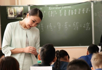 Зарплату учителям повысят на 25% в следующем году