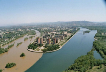 Экологи определят, почему вода в протоке Иртыша в Усть-Каменогорске стала белой 