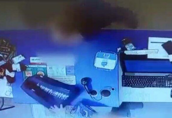 Менеджер банка в Кокшетау привязал карту клиентки к своему телефону и купил кроссовки 