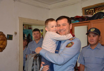 Полицейские Ұлытау купили школьную форму детям из многодетных семей 