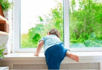 Солтүстік Қазақстанда 2 жасар қыз терезеден құлап кетті