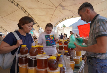 Сельхозярмарку в столице продлили по просьбе горожан