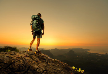 Полицейский помог иностранцу, который пешком шел из Беларуси к морю