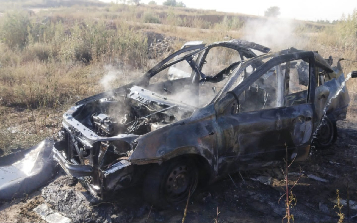 Автомобиль сгорел после хлопка газовоздушной смеси в Актобе