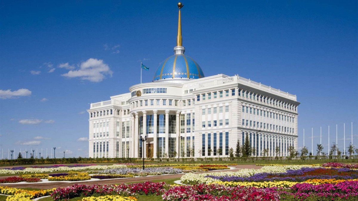 Глава государства поздравил казахстанцев с Днем Конституции