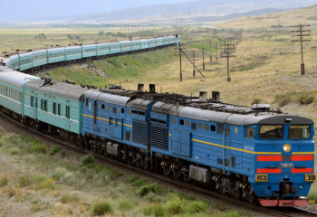 Хотели к отцу: двое детей забрались на грузовой поезд в Жамбылской области