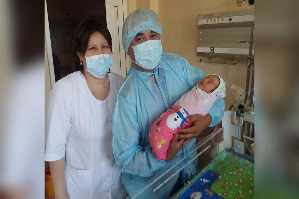 Полицейские, спасшие новорожденного ребенка из уличного туалета, навестили его в больнице  