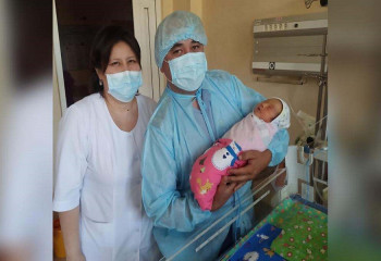 Полицейские, спасшие новорожденного ребенка из уличного туалета, навестили его в больнице  