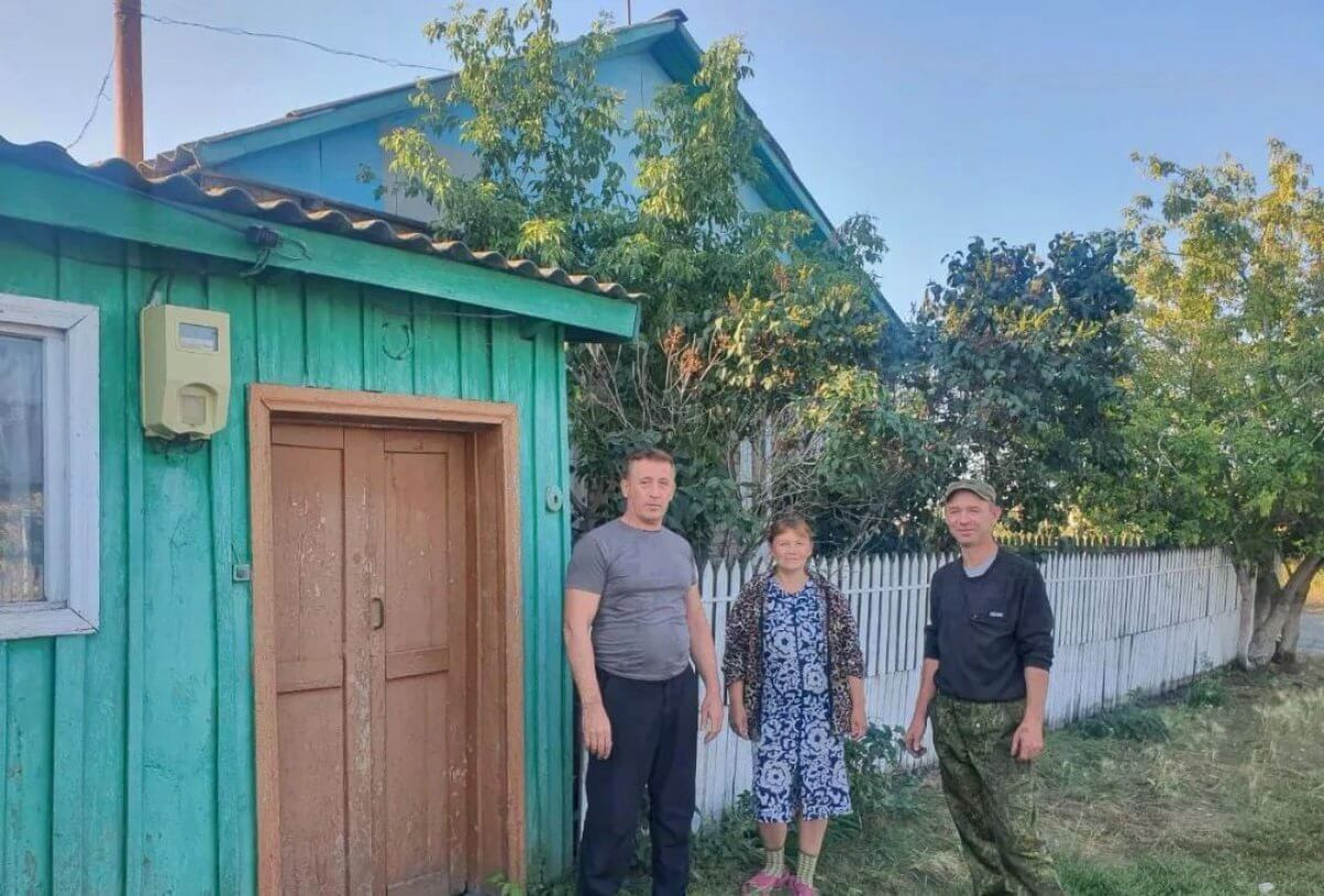В Северном Казахстане депутат купил дом многодетной семье