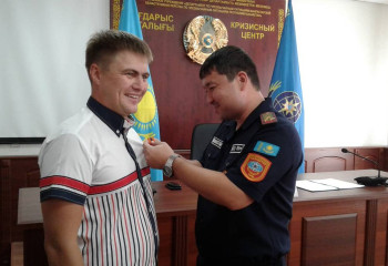 Спасших унесённых в море девочек жителя Актау наградили медалью